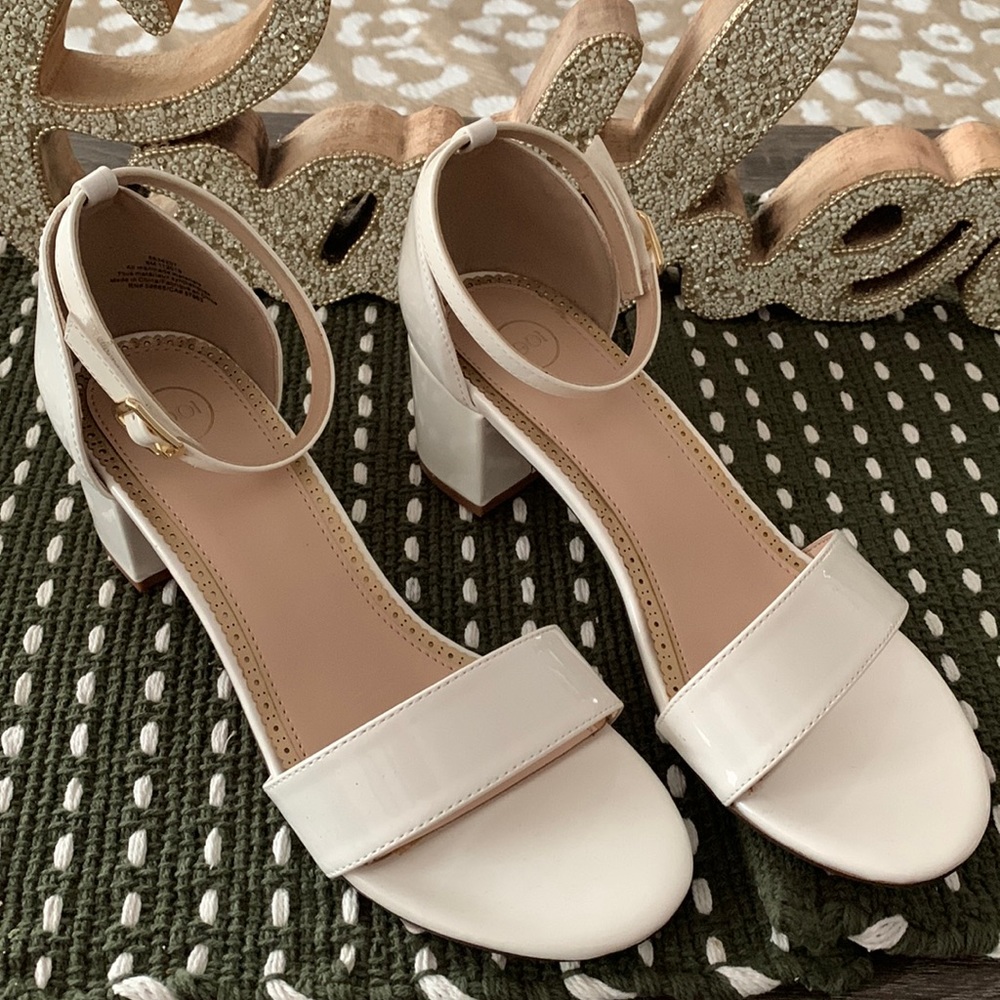 1901 white kitten heels patent leather